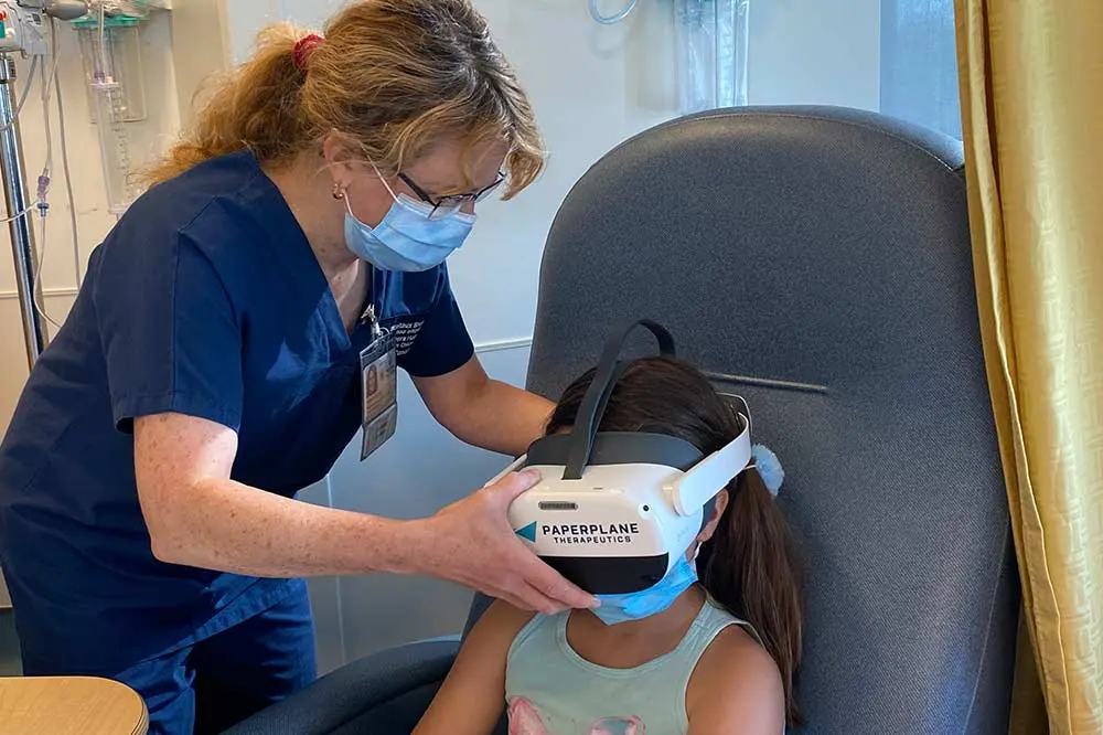 Девочка делает упражнения